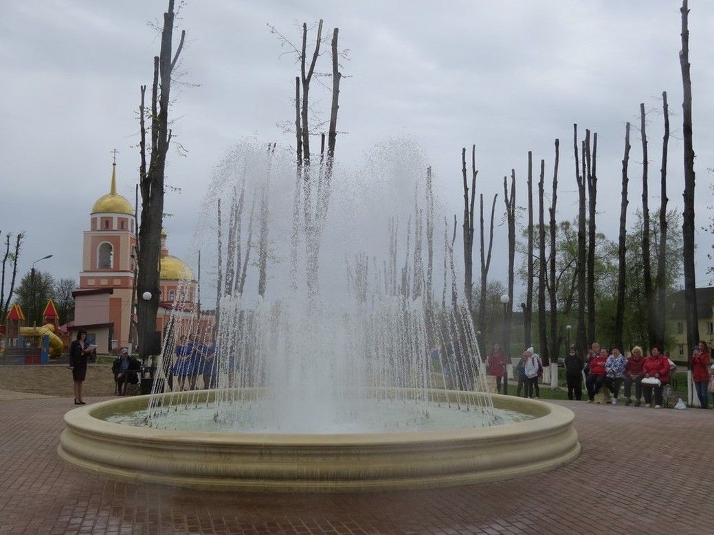 Киров калужской фото. Сквер Керамиков Киров Калужская область. Фонтан Киров Калужская область. Парк керамистов Киров Калужская область. Фонтан на Нижнем Киров Калужская область.