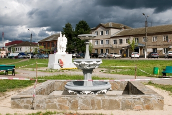 Заводская площадь и строящийся фонтан