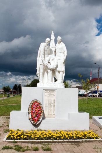 Братская могила и скульптурная группа на Заводской площади