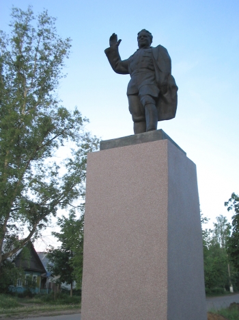 Памятник Кирову на площади Кирова
