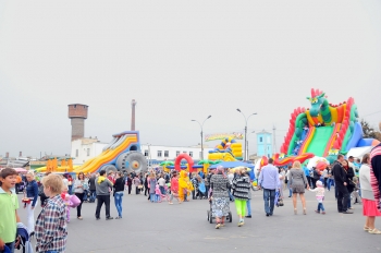 Гуляния на Заводской площади в День города