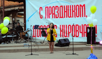 Выступления эстрадной самодеятельности на сцене у проходной «Кировского завода»