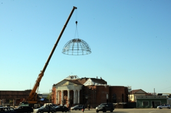 На храм Рождества Пресвятой Богородицы устанавливают конструкцию купола