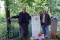 2005 г. Кировские художники В.Василенко и А.Зорюков на фоминичском кладбище у могилы Косенкова