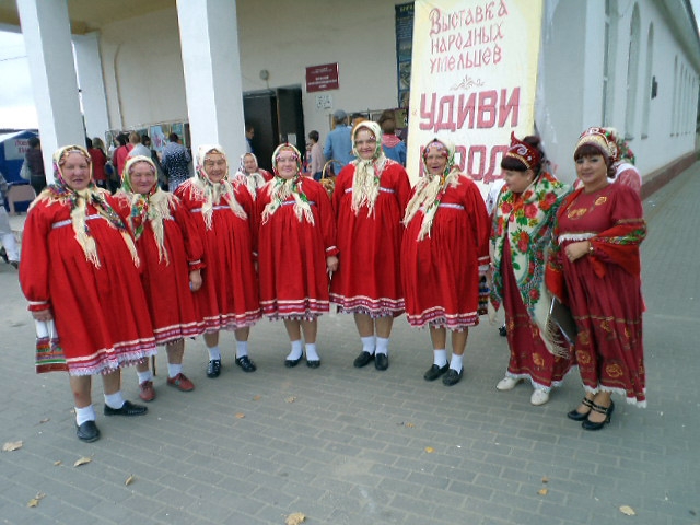 Выступление народного ансамбля русской песни на сцене у проходной «Кировского за