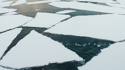МЧС предупредил об опасности выхода на молодой лед Верхнего и Нижнего озер