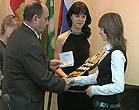 Кировские отличники получили паспорта из рук чиновника