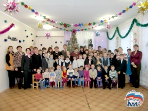 Единоросы посетили Кировский детский дом с подарками