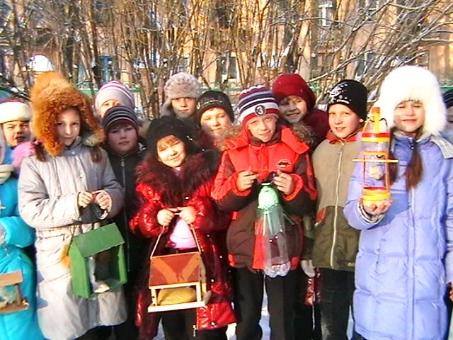 На территории Кировского лицея развесили кормушки для птиц