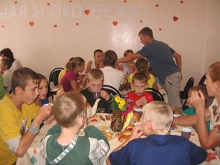 Специалисты МНТК проверили зрение у подопечных Кировского детского дома
