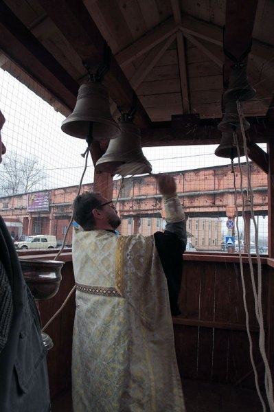 В храме Рождества Пресвятой Богородицы освятили колокола