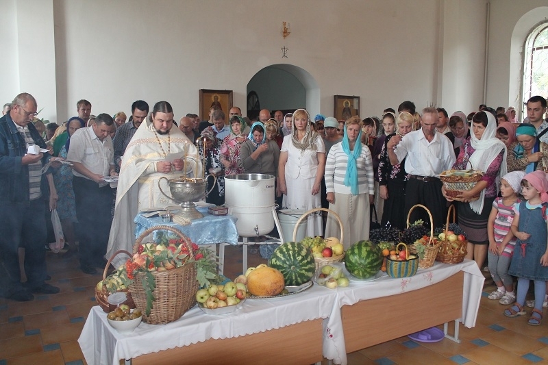 В Александро-Невском храме освятили плоды нового урожая и задумались о газете