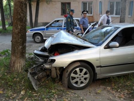 «Пежо 406» врезалась в дерево