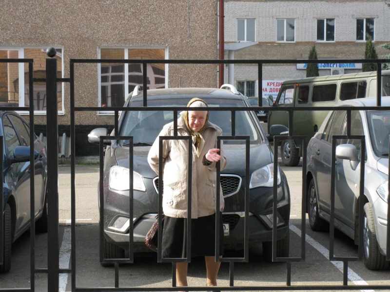 Кировский МФЦ открылся... за забором. Парковка чиновников важнее для Феденкова