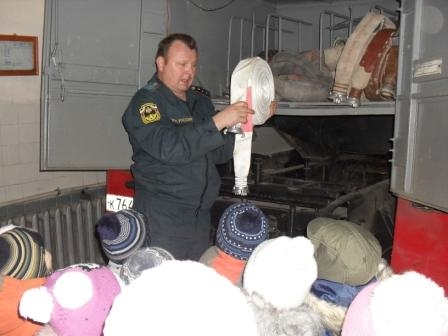 Детский сад «Ромашка» оседлал пожарные машины МЧС