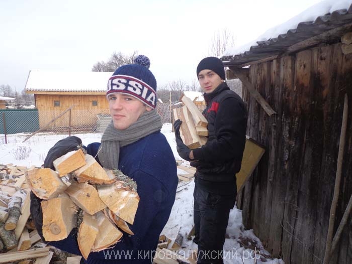 Волонтеры КИПК помогли пенсионерке с дровами