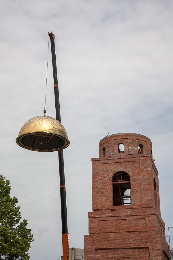 На колокольню Александро-Невского собора водрузили купол и крест