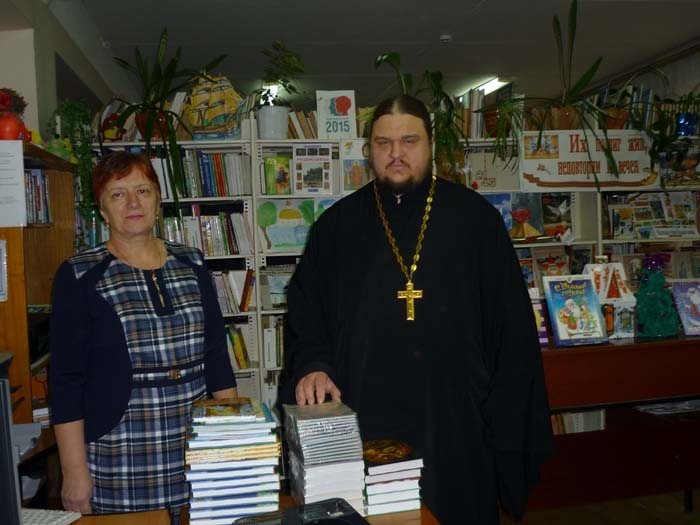 Настоятель Александро-Невского собора принял участие в акции «Подари книгу библиотеке»