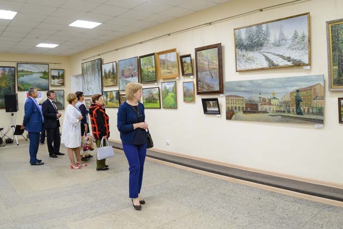 В ККЗ открылась выставка пейзажа кировских художников