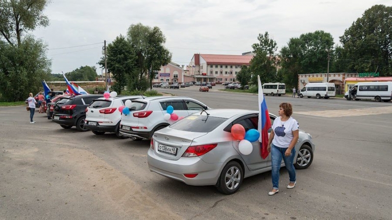 Единоросы прокатились по городу с разными флагами