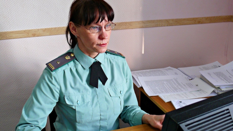 Кировчанка выплатила долги только после ареста мобильного телефона