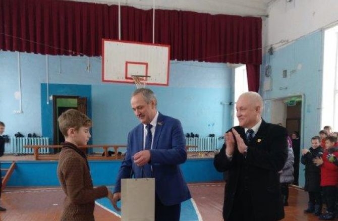 Андрей Литвинов подарил школе №7 ракетки и мячи