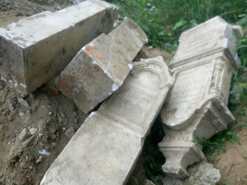 Глава района Тамара Кожан выкинула старинные надгробия на помойку