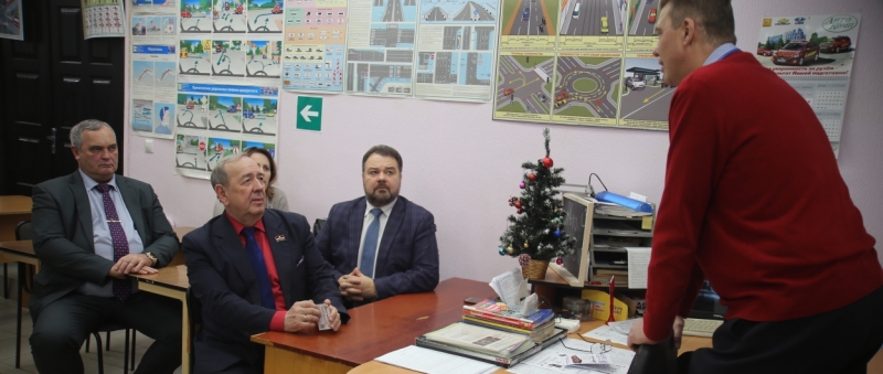 Депутаты Заксобрания посетили автошколу «АвтоЛидер»