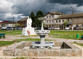 Заводская площадь и строящийся фонтан