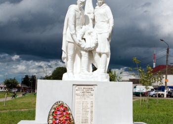 Братская могила и скульптурная группа на Заводской площади