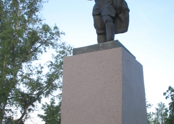 Памятник Кирову на площади Кирова