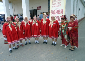 Выступление народного ансамбля русской песни на сцене у проходной «Кировского за