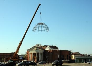 На храм Рождества Пресвятой Богородицы устанавливают конструкцию купола