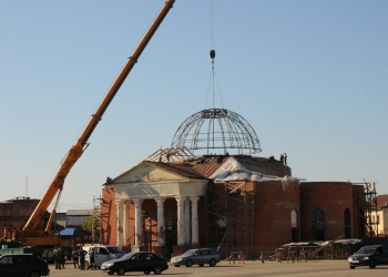 На храм Рождества Пресвятой Богородицы поднята конструкция купола